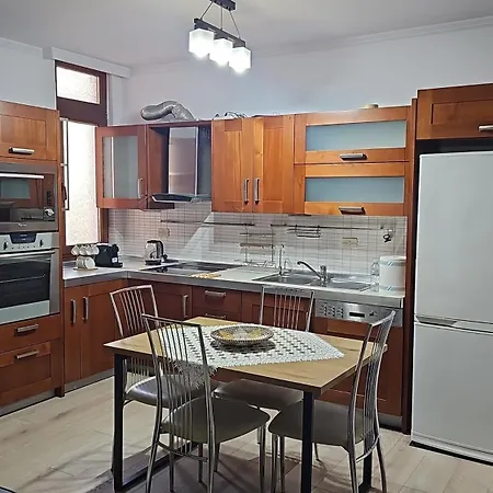 Spacious Modern In Prime Location דירה