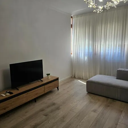 Spacious Modern In Prime Location *