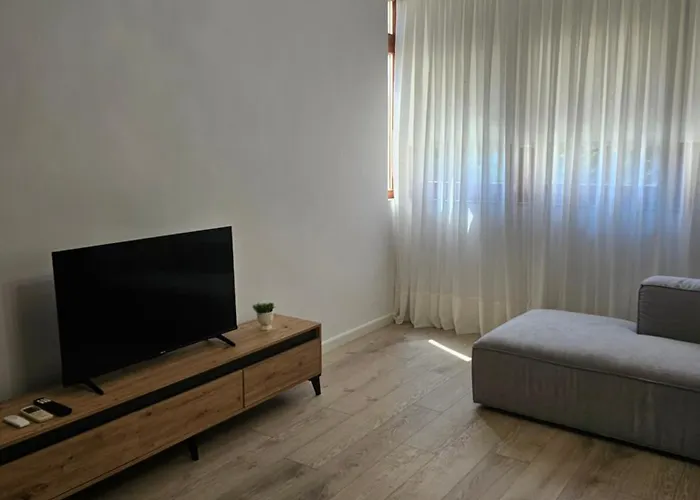 Spacious Modern In Prime Location *