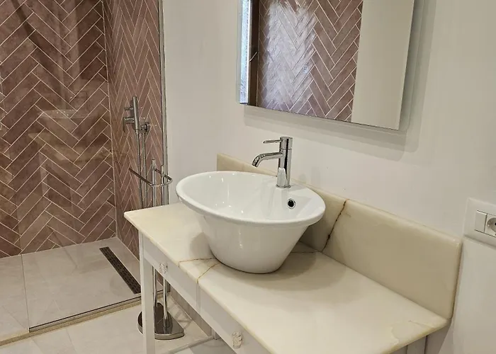 Spacious Modern In Prime Location *